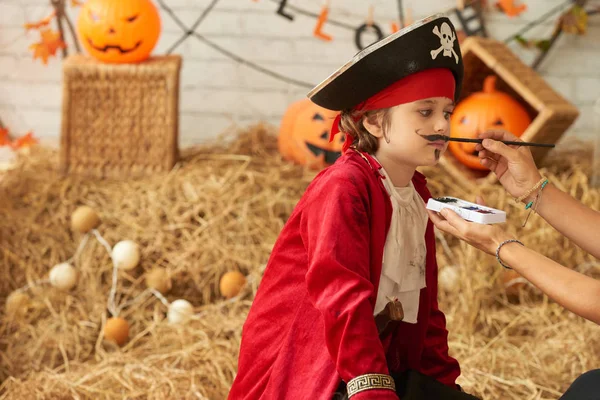 Kalm Jongetje Met Zijn Piraat Snor Geschilderd Gezicht Voor Halloween — Stockfoto