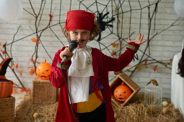 Talentovaný Chlapec Pirátském Kostýmu Zpěv Mikrofonu Halloweenské Párty — Stock fotografie