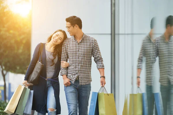 Gelukkig Jong Aziatisch Koppel Liefde Genieten Van Samen Winkelen — Stockfoto