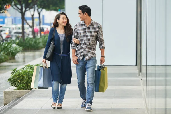 Glückliches Junges Vietnamesisches Paar Das Nach Dem Einkaufen Mit Papiertüten — Stockfoto