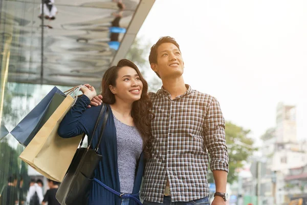 Glada Unga Asiatiska Par Njuter Shopping Tillsammans — Stockfoto