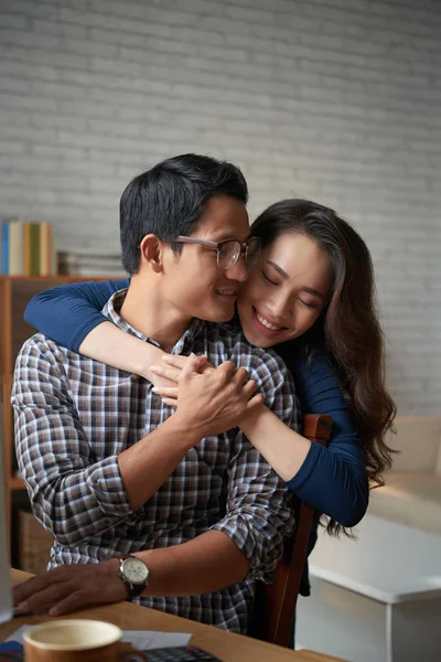 Schöne Junge Asiatische Frau Umarmt Ihren Freund Sitzt Seinem Arbeitsplatz — Stockfoto