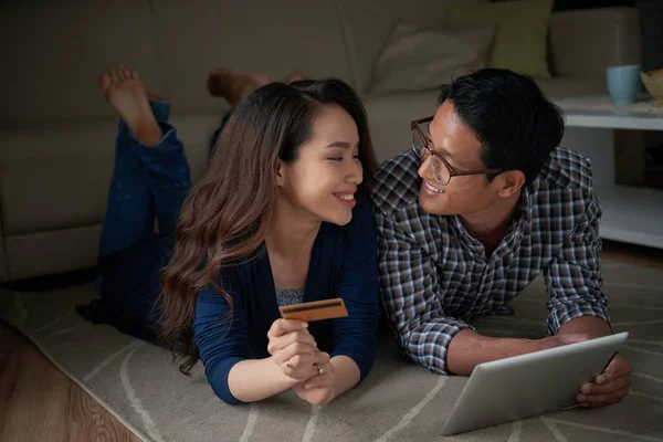 Jong Vietnamees Echtpaar Liggend Vloer Met Tablet Computer Het Maken — Stockfoto