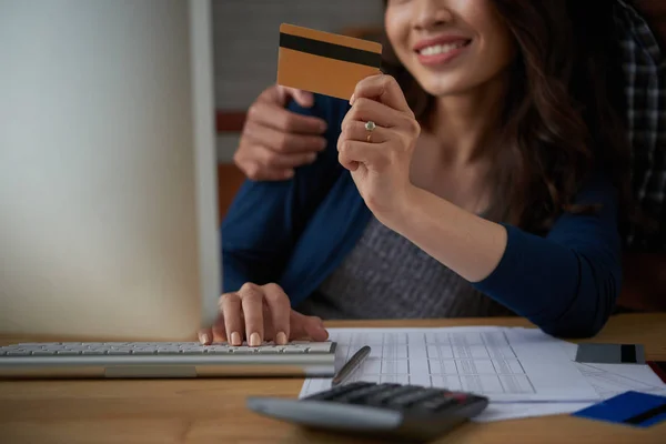 Junges Paar Bezahlt Rechnungen Online Mit Kreditkarte — Stockfoto