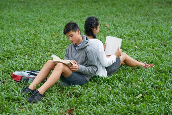 Asiatico Scuola Bambini Seduta Parco Back Back Lettura Libri — Foto Stock