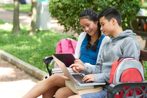 Adolescente Escolar Niño Mostrando Algo Pantalla Del Ordenador Portátil Hermana — Foto de Stock