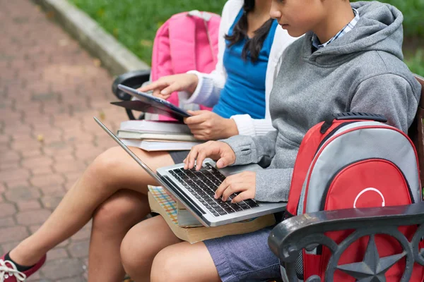 Niños Descansando Banco Parque Con Aparatos Después Escuela — Foto de Stock