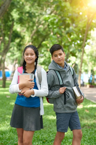 Portrait Smiling Brother Sister Backpacks Book Standing Outdoors — Stock Photo, Image