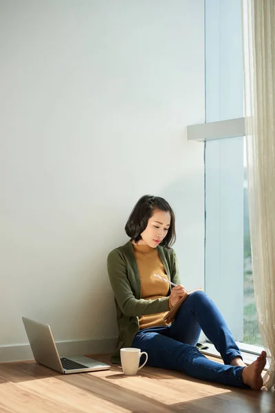 Donna Asiatica Seduta Sul Pavimento Scrivere Nel Piano Diario Laptop — Foto Stock