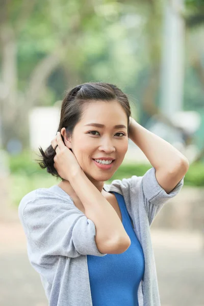 Mooie Aziatische Vrouw Die Glimlacht Camera Haar Aanpast — Stockfoto