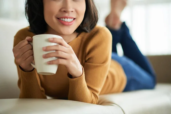 Uśmiechnięta Kobieta Białą Filiżanką Herbaty Układania Łóżku Relaksujący Przycięte Obrazu — Zdjęcie stockowe