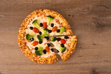 Brokoli, siyah zeytin ve domates ile küçük vejetaryen pizza