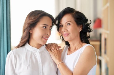 Güzel orta yaşlı Vietnamlı kadın ve onun güzel yetişkin kızı