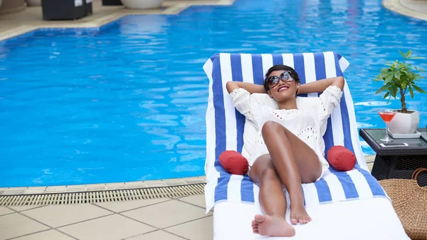 Vrolijke Jonge Vrouw Zonnebril Ontspannen Chaise Lounge Bij Het Zwembad — Stockfoto