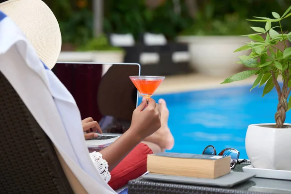 Visão Traseira Mulher Trabalhando Laptop Relaxando Piscina Com Copo Martini — Fotografia de Stock