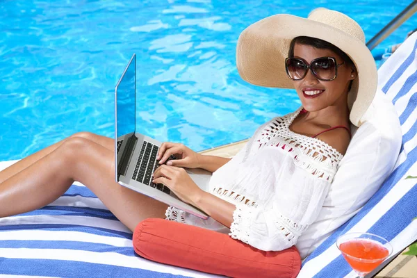 Smiling Young Woman Straw Hat Sunglasses Sitting Chaise Lounge Working — Stock Photo, Image