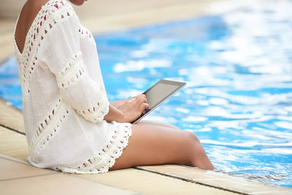 Imagem Recortada Mulher Sentada Borda Piscina Usando Aplicação Seu Tablet — Fotografia de Stock