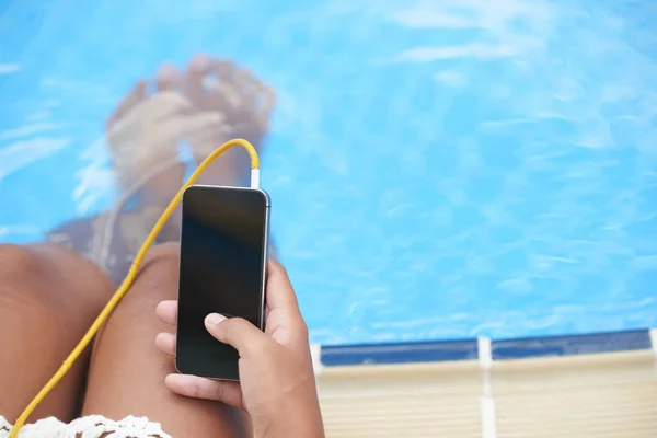 Mulher Procurando Faixa Música Seu Smartphone Quando Descansando Piscina — Fotografia de Stock