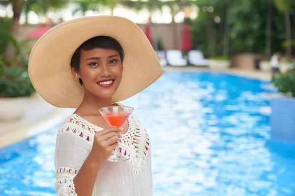 Gelukkige Aantrekkelijke Indonesische Vrouw Stro Hoed Met Heerlijke Cocktail — Stockfoto