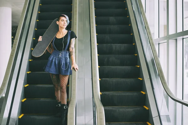 Mujer Bastante Joven Con Monopatín Pie Escaleras Mecánicas — Foto de Stock