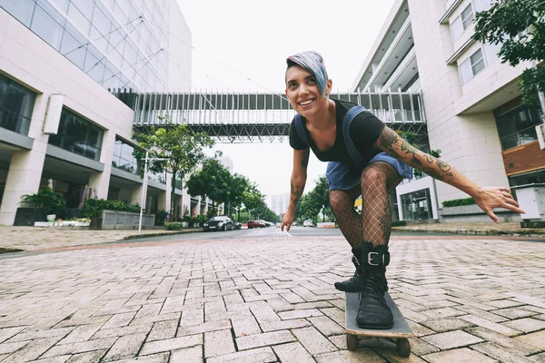Szczęśliwa Młoda Kobieta Korzystających Skateboarding Ulicy — Zdjęcie stockowe
