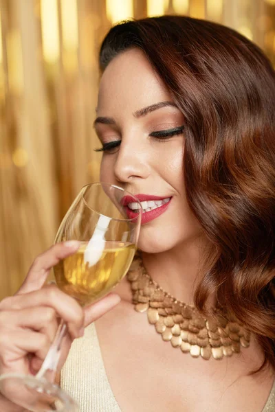 Portret Van Prachtige Aantrekkelijke Jonge Vrouw Drinken Glas Champagne — Stockfoto