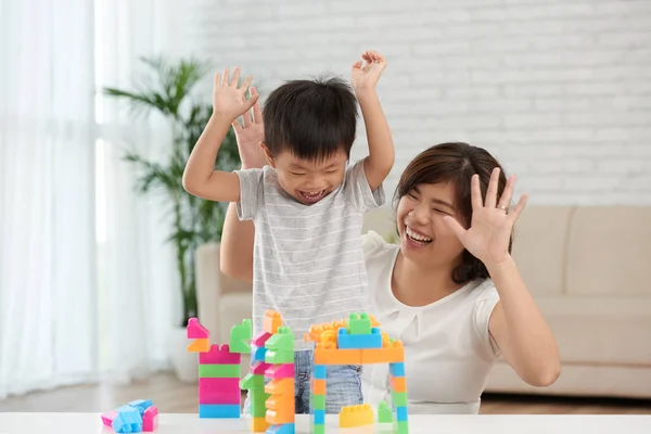 プラスチックレンガでタワーを建て趣続する日本人の母と息子 — ストック写真