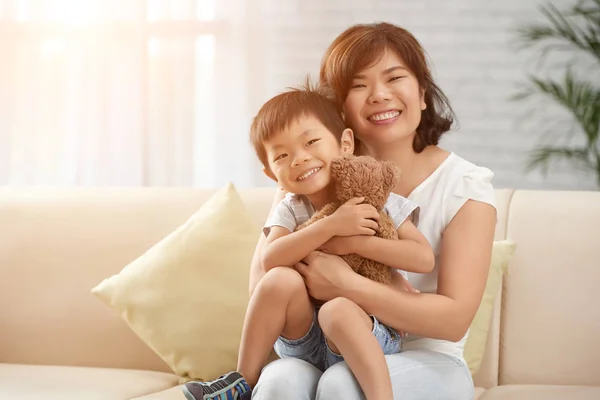 Retrato Feliz Mujer Japonesa Pequeño Hijo Sentado Sofá Casa —  Fotos de Stock