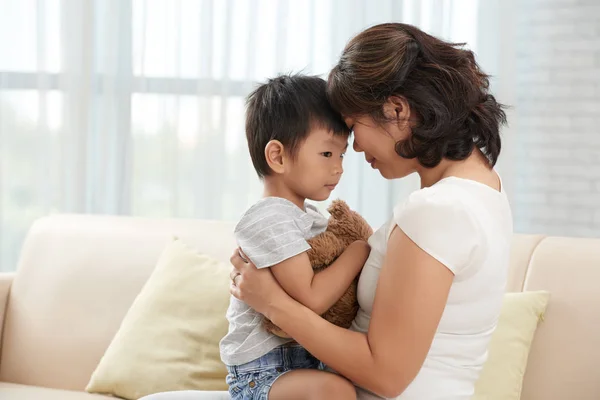 Gelukkige Jonge Moeder Knuffelen Haar Kleine Zoon Met Teddybeer — Stockfoto