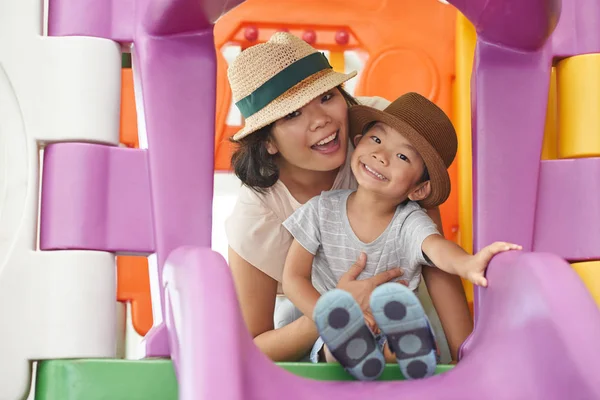 Alegre Japonés Chico Bonita Madre Diapositivas Verano Park — Foto de Stock