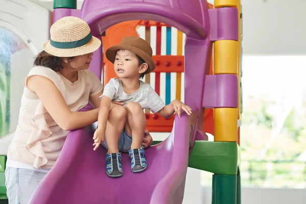 Verpleegster Tijd Doorbrengen Met Kind Speelplaats — Stockfoto