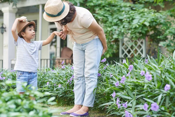 Menino Bonito Andando Com Mãe Jardim Verão — Fotografia de Stock