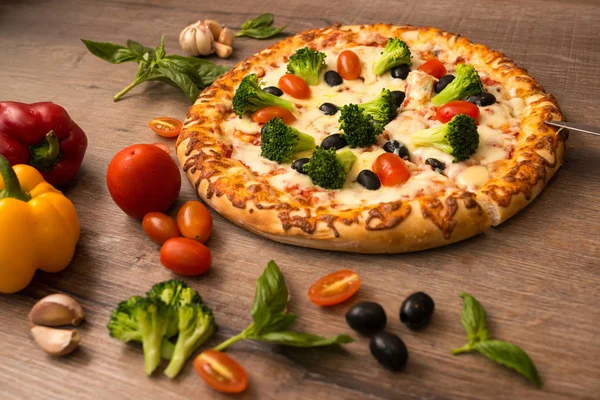 Vegetarisk Pizza Och Färska Råvaror Runt Träbordet — Stockfoto