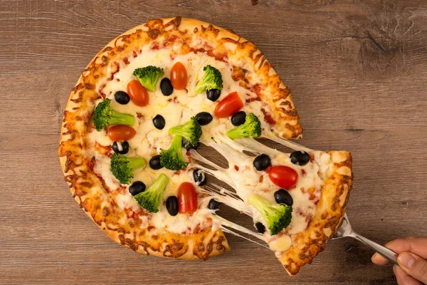 Mano Tomando Pedazo Deliciosa Pizza Con Mozzarella Elástica Vista Desde —  Fotos de Stock