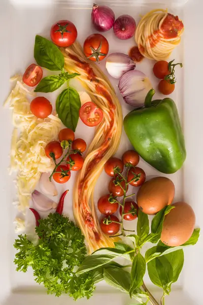 Spagetti Bolonez Taze Sebze Yeşillik Peynir Etrafında — Stok fotoğraf