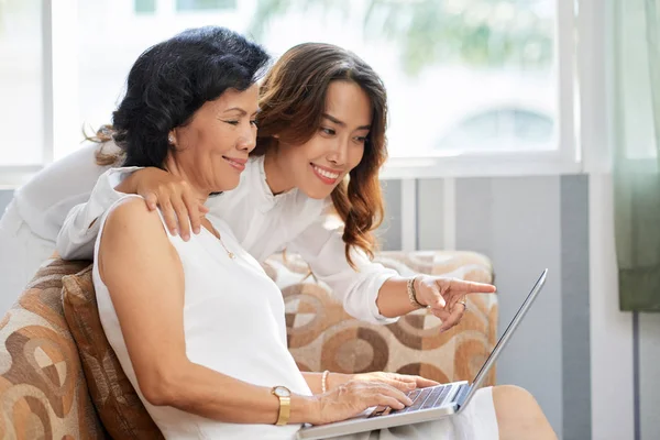 Fröhliche Vietnamesische Mutter Und Tochter Beobachten Auf Laptop Bildschirm — Stockfoto