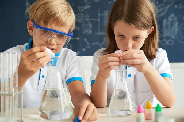 Bambini Della Scuola Sono Entusiasti Aggiungere Reagenti Colore Nei Becher — Foto Stock