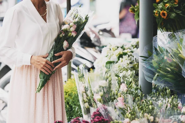 Beskuren Bild Kvinnan Shopping Marknaden För Blommor — Stockfoto