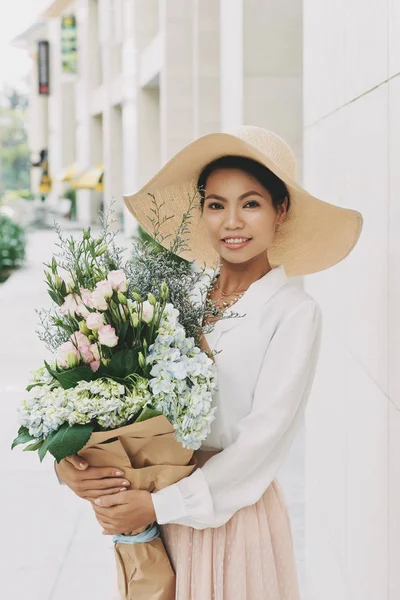 Elegante Vietnamese Dame Met Boeket Bloemen Staande Straat — Stockfoto