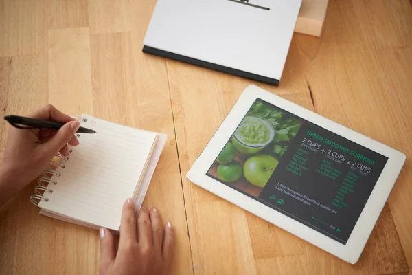 Händerna Kvinnan Att Kontrollera Receptet Tablet Och Skriva Menyn För — Stockfoto