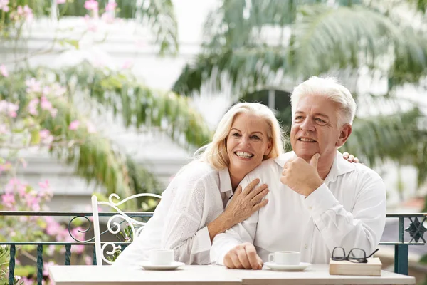 Alegre Sonriente Pareja Edad Mesa Café Aire Libre —  Fotos de Stock