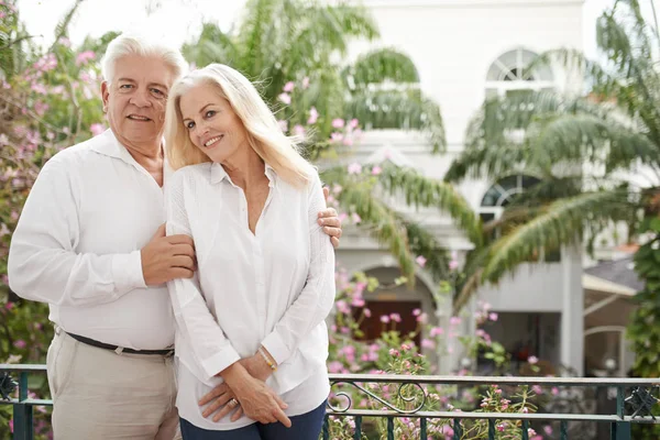 Kramas Leende Senior Par Stående Hotell Balkong — Stockfoto