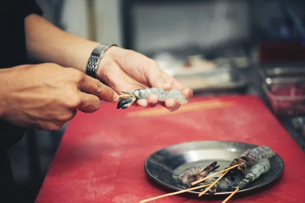 Street Food Marktkoch Macht Gegrillte Garnelen — Stockfoto