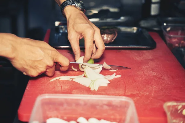 Cocinero Profesional Cortando Cebolla Para Plato Puesto Cocina Cafetería — Foto de Stock