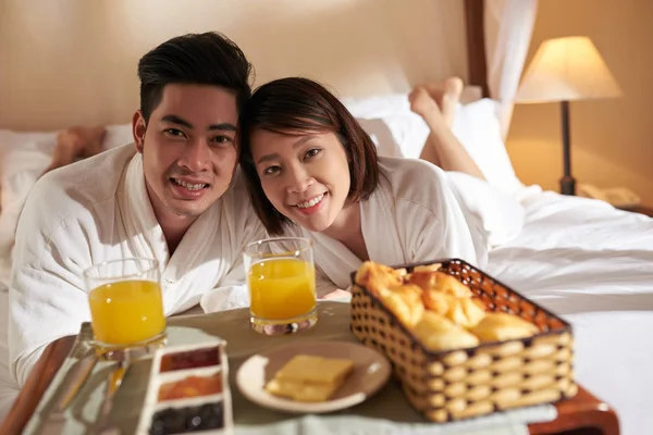 Young Asian Couple Having Breakfast Bed Spa Hotel — 스톡 사진