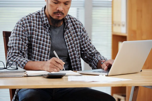 Empresario Filipino Trabajando Laptop Tomando Notas — Foto de Stock