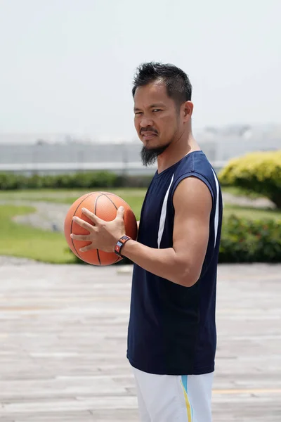 Retrato Del Hombre Filipino Barbudo Jugando Baloncesto Aire Libre —  Fotos de Stock