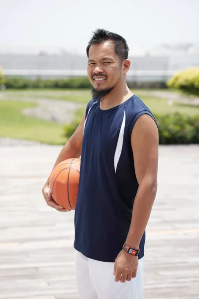 Alegre Asiático Hombre Disfrutando Jugando Baloncesto Día Soleado —  Fotos de Stock