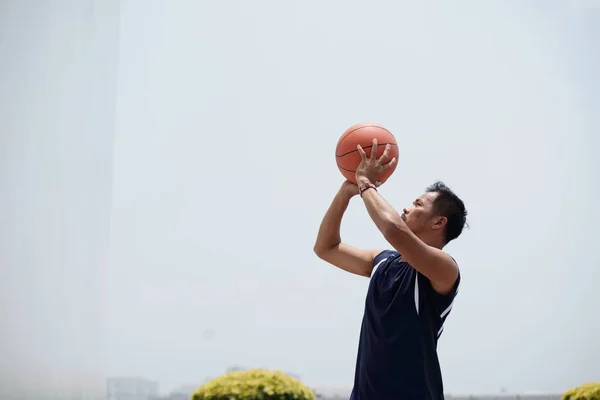 Filipino Jugador Baloncesto Saltando Lanzando Pelota — Foto de Stock