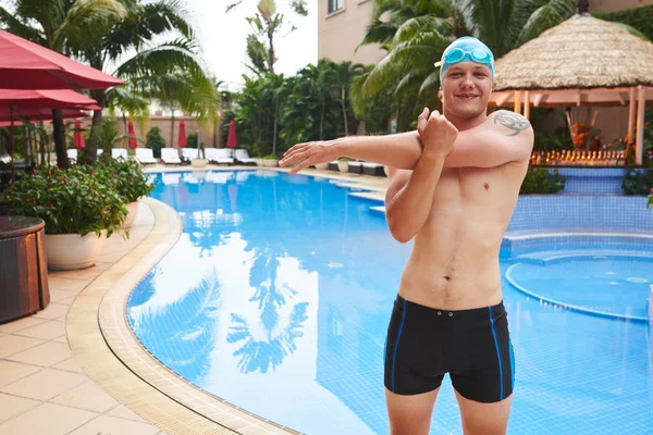 Glücklicher Junger Mann Wärmt Sich Vor Dem Schwimmen Pool Auf — Stockfoto